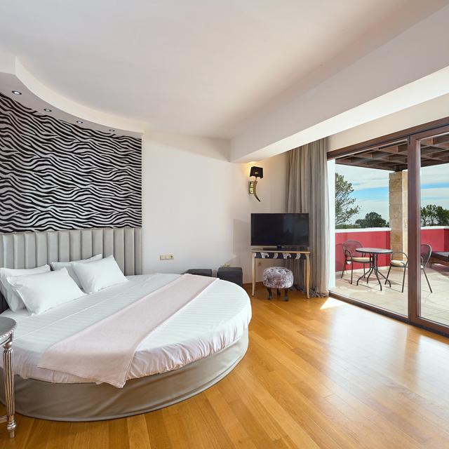 Mediterranean Princess - adults only photo 7